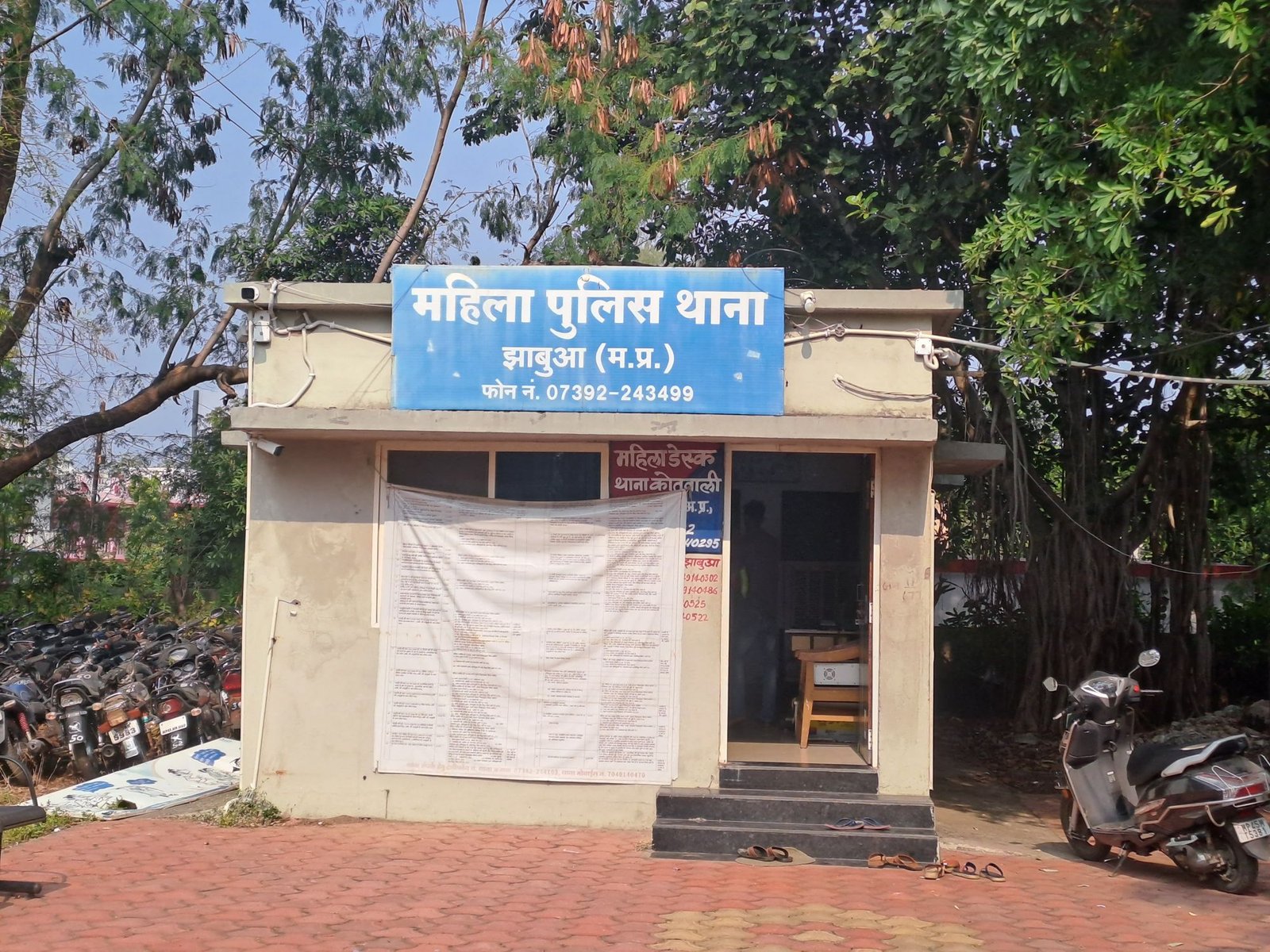 नाबालिग बच्ची से छेड़़खानी, महिलाएं पहुंची थाने बोली यहां होता गंदा काम, एक घर की वजह से पूरा मोहल्ला बदनाम, 3 20231231 1306303739828500688888764