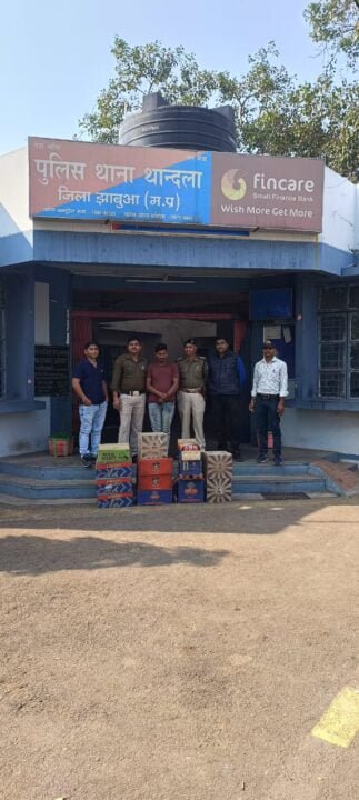 अवैध शराब की जमाखोरी करने वाले आरोपी पुलिस गिरफ्त में । 1 अवैध शराब मामले में झाबुआ पुलिस की कार्रवाई ।