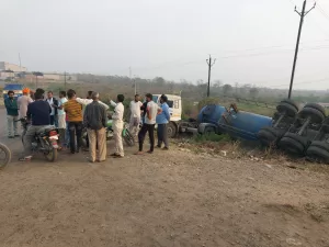 अमोनिया से भरा टैंकर पलटा, बड़ा हादसा टला