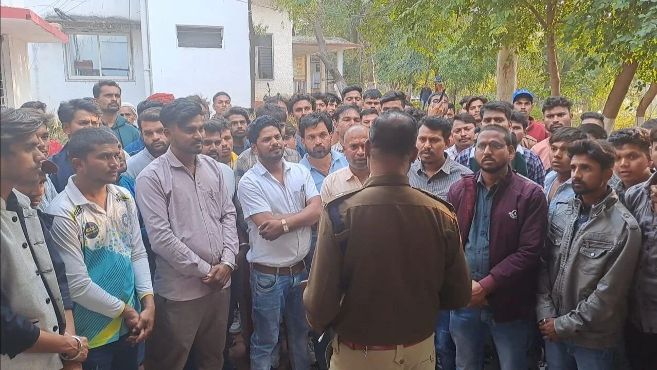 राजनेताओं की रैलियों में बज रहे डीजे, हमें शादियों में बजाने की अनुमति दी जाए। 1 राजनेताओं की रैलियों में बज रहे डीजे, हमें शादियों में बजाने की अनुमति दी जाए।