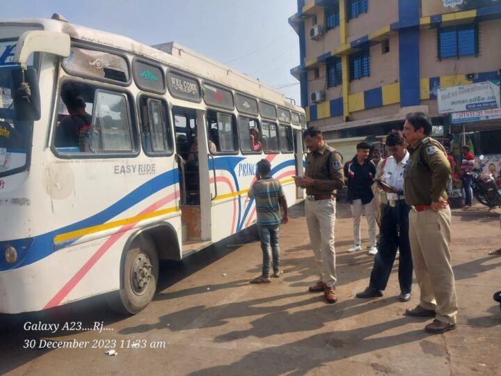 कोतवाली पुलिस बस स्टैंड पर बसों की जांच करते हुए । 