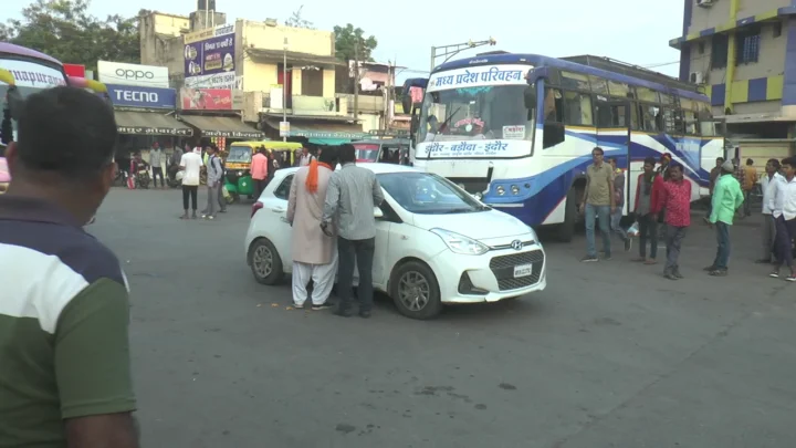 झाबुआ बस स्टैंड पर कार उड़ाती रही यातायात विभाग का मजाक , शहर में कई जगहों पर अघोषित पार्किंग । 6 झाबुआ बस स्टैंड पर कार उड़ाती रही यातायात विभाग का मजाक , शहर में कई जगहों पर अघोषित पार्किंग ।
