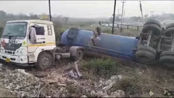 अमोनिया से भरा टैंकर पलटा, बड़ा हादसा टला वरना... 4 अमोनिया से भरा टैंकर पलटा, बड़ा हादसा टला वरना…