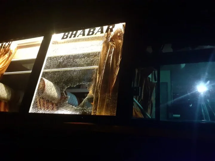 बस पर पथराव, बस के कांचे फूटे । 5 बस पर पथराव, बस के कांचे फूटे ।