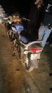 बस पर पथराव, बस के कांचे फूटे । 1 बस पर पथराव, बस के कांचे फूटे ।