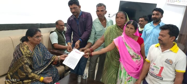 सफाई कर्मचारियों ने दिया ज्ञापन, मंत्री निर्मला भूरिया को बताई समस्या । 8 कर्मचारी e1706419948641