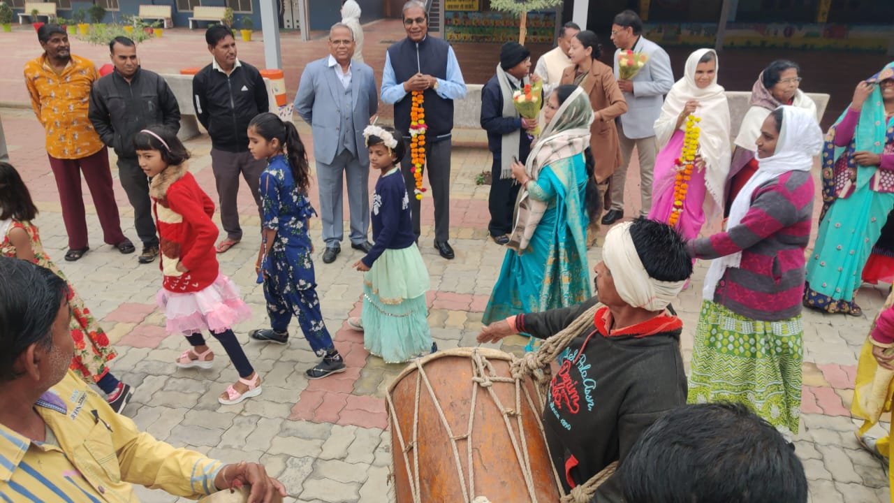 बिशप फादर पीटर ख़राडी के प्रथम आगमन पर हुआ भव्य स्वागत, मांदल की थाप पर थिरके समाजजन 1 बिशप फादर पीटर ख़राडी के प्रथम आगमन पर हुआ भव्य स्वागत,