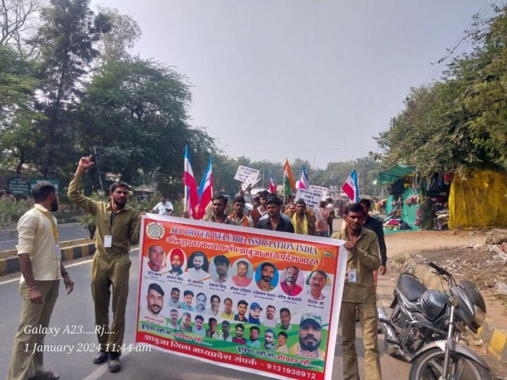 Bus-Truck Driver Strike : हिट एंड रन कानून पर दूसरे दिन भी हड़ताल रही जारी, हाईकोर्ट ने दिया अहम फैसला । 1 Bus-Truck Driver Strike चालकों ने निकाली रैली ।