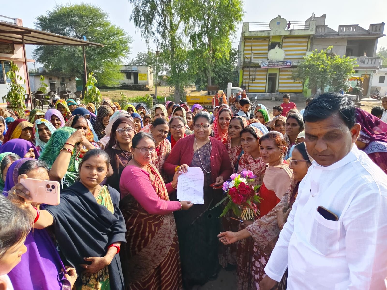 21 किलो की माला से लाड़ली बहनों ने किया मंत्री भूरिया का स्वागत! 9 img 20240106 wa00277598114643682412237