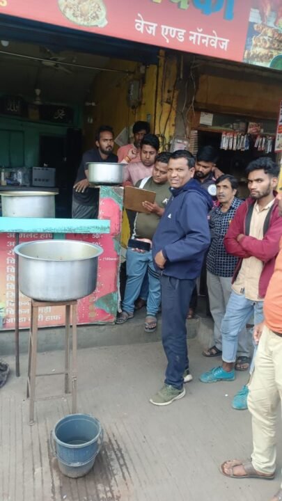 मांस दुकान पर कार्रवाई , तीन होटल किए सील । 1 मांस दुकान पर कार्रवाई , तीन होटल किए सील ।