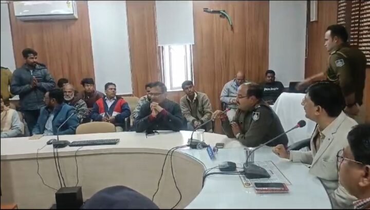 ट्रक-बस चालकों से औकात पूछना भारी, सीएम ने हटाया शाजापुर कलेक्टर को । 1 कलेक्टर वीडियो वायरल होने के बाद हटाया ।