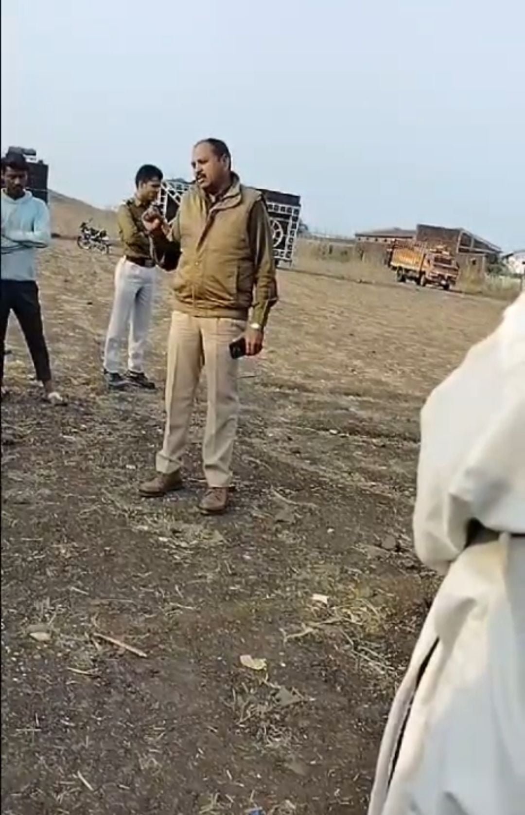 थाना प्रभारी लाइन अटैच, वीडियो हुआ था वायरल । 6 screenshot 20240109 114201 gallery7053471433526585830