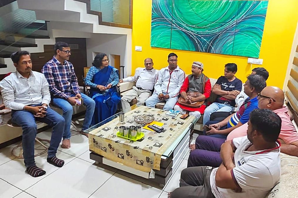बुथ विजय अभियान । बीजेपी कार्यकर्ता कर रहे संपर्क । 1 बुथ विजय अभियान के लिए संपर्क करते हुए बीेजेपी नेता ।