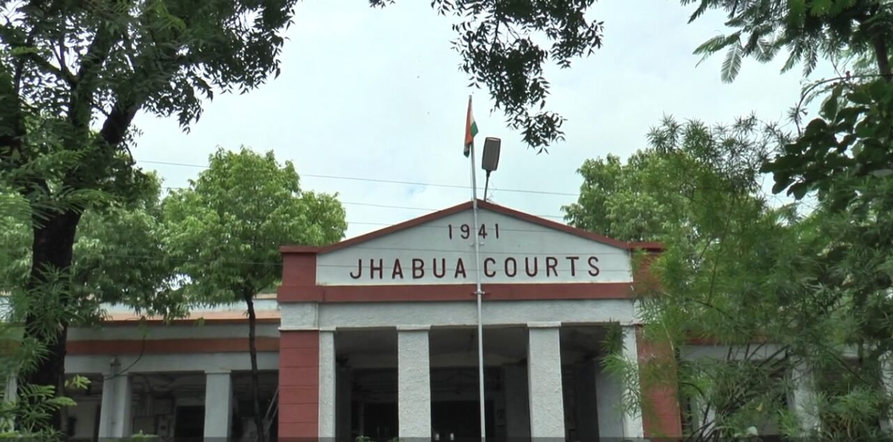 Jhabua: पुलिस ने गौवंश हत्या के मामले में आरोपियों को किया गिरफ्तार, कोर्ट में पेश । 1 गौवंश हत्या मामले में कोर्ट में पेश आरोपी ।