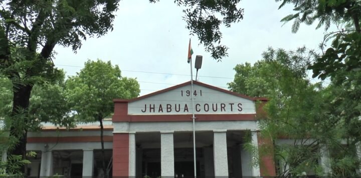 गौ वंश हत्या मामले में कोर्ट में पेश आरोपी ।