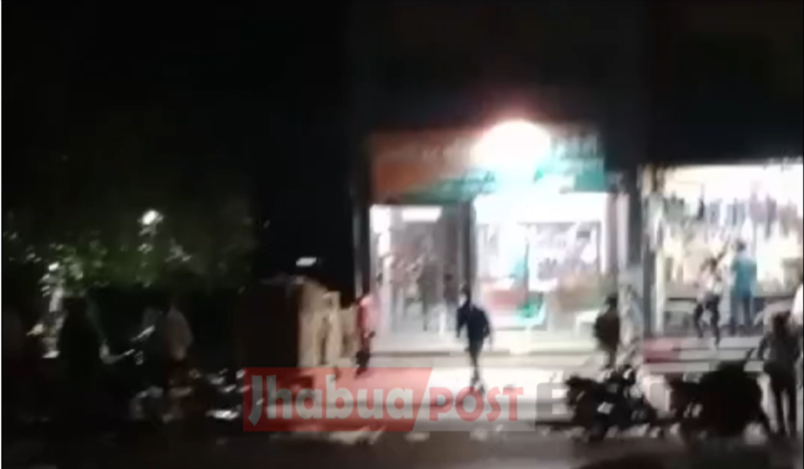 शराब दुकान पर पथराव, अचानक दे दना दन... 1 शराब दुकान पर पथराव