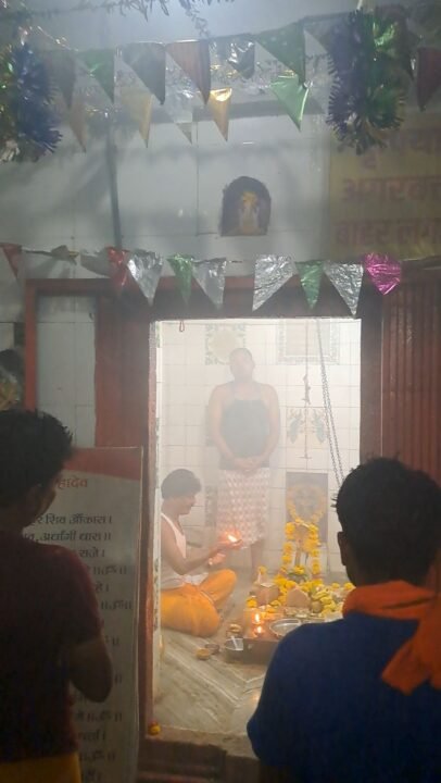 देवझिरी में दीपदान, दीपों की रोशनी जगमगाया तीर्थ स्थल । 1 देवझिरी में दीपदान के पहले उतारी संकट मोचन महादेव की आरती ।