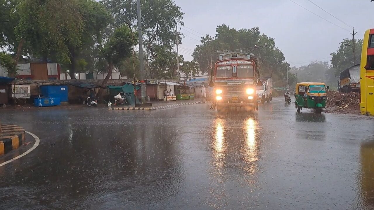 बदला मौसम का मिजाज़, कई जगहों पर बारिश, बरसते पानी में निकली प्रभात फेरी। 1 बदला मौसम का मिजाज़,
