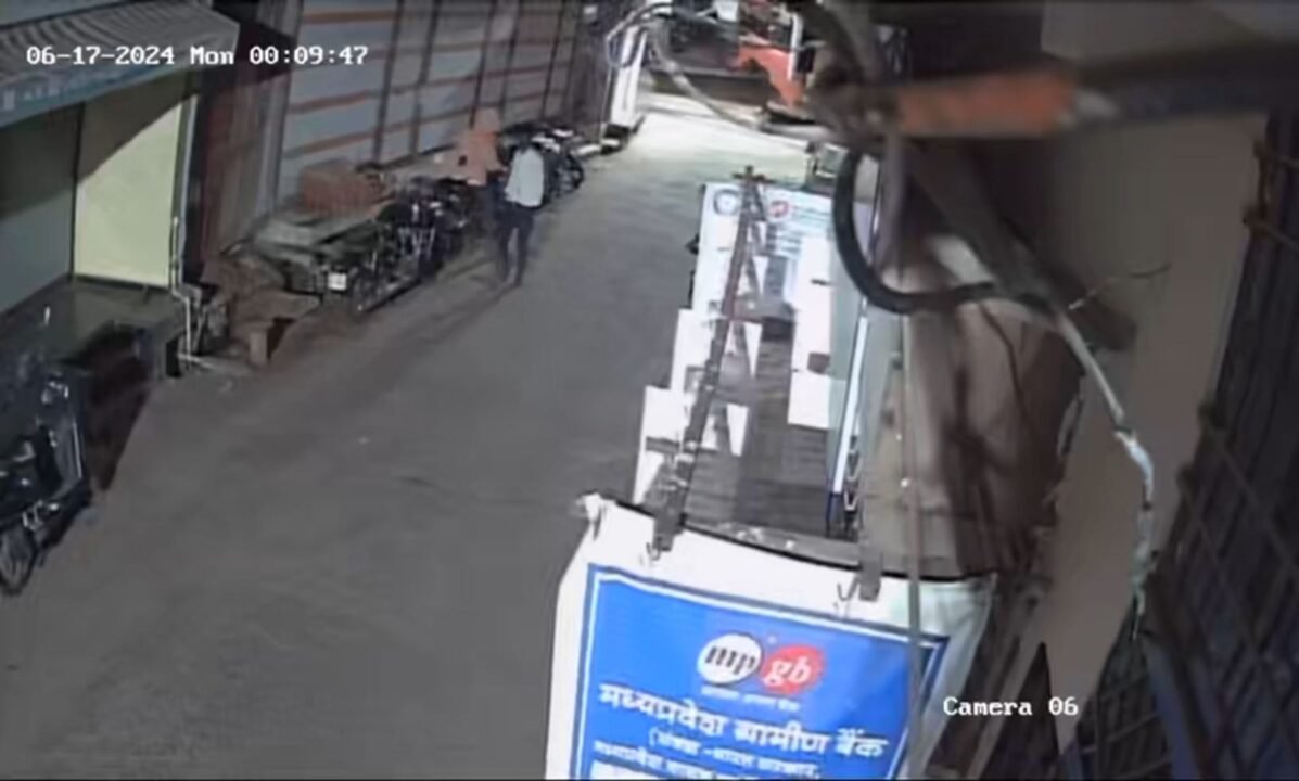 बाइक चोरी की बढ़ी घटनाएं ,पुलिस प्वाइंट से कुछ दूरी पर बाइक चोरी । 1 बाइक चोरी की बढ़ी घटनाएं ,