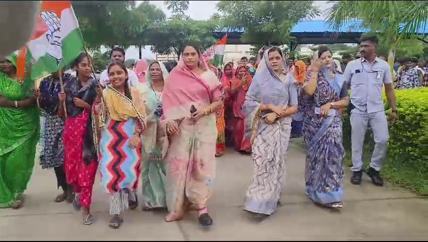 विधायक सेना पटेल के साथ कार्यकर्ताओं का कलेक्टर कार्यालय के बाहर विरोध प्रदर्शन ।