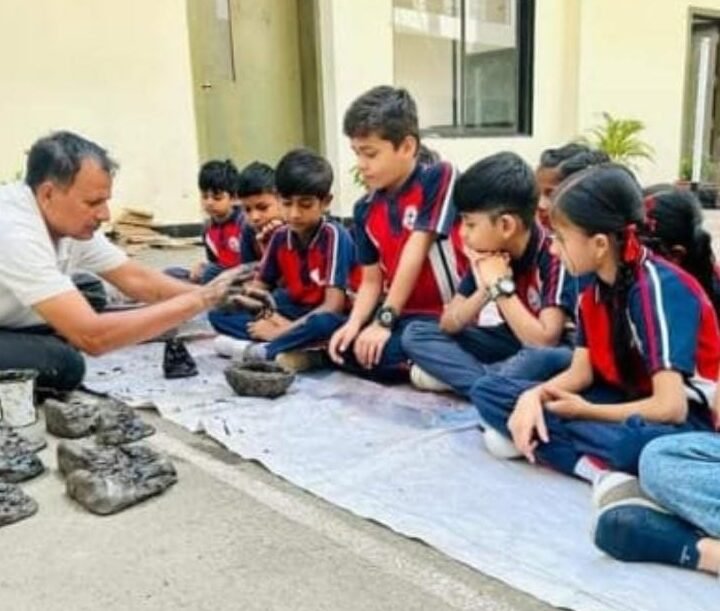 एक पेड़ मां के नाम छात्रों ने अपने माता-पिता को वितरित किए पौधे । 1 एक पेड़ मां के नाम
