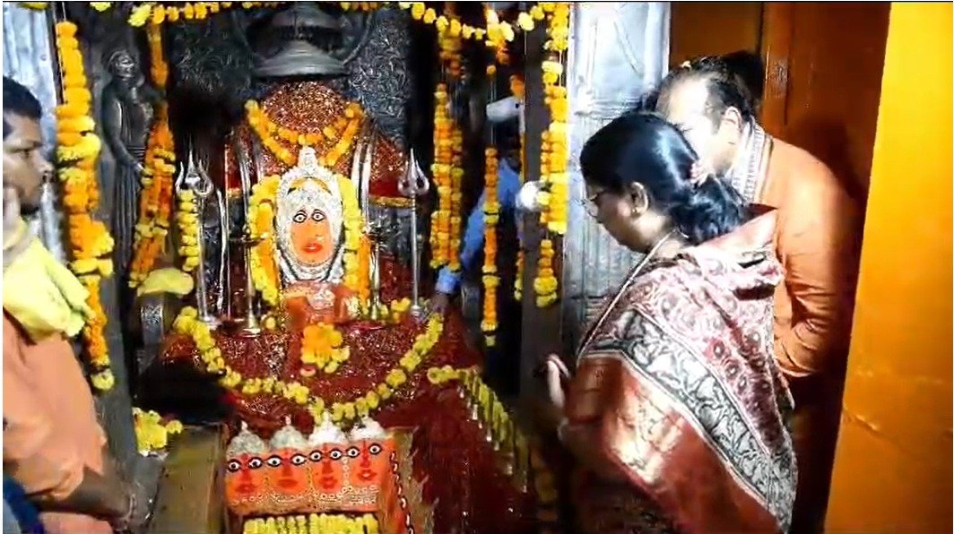 भादवा माता : दरबार में मंत्री निर्मला भूरिया, जिला योजना समिति की बैठक में विकास पर चर्चा । 3 भादवा माता के दरबार में मंत्री निर्मला भूरिया ।