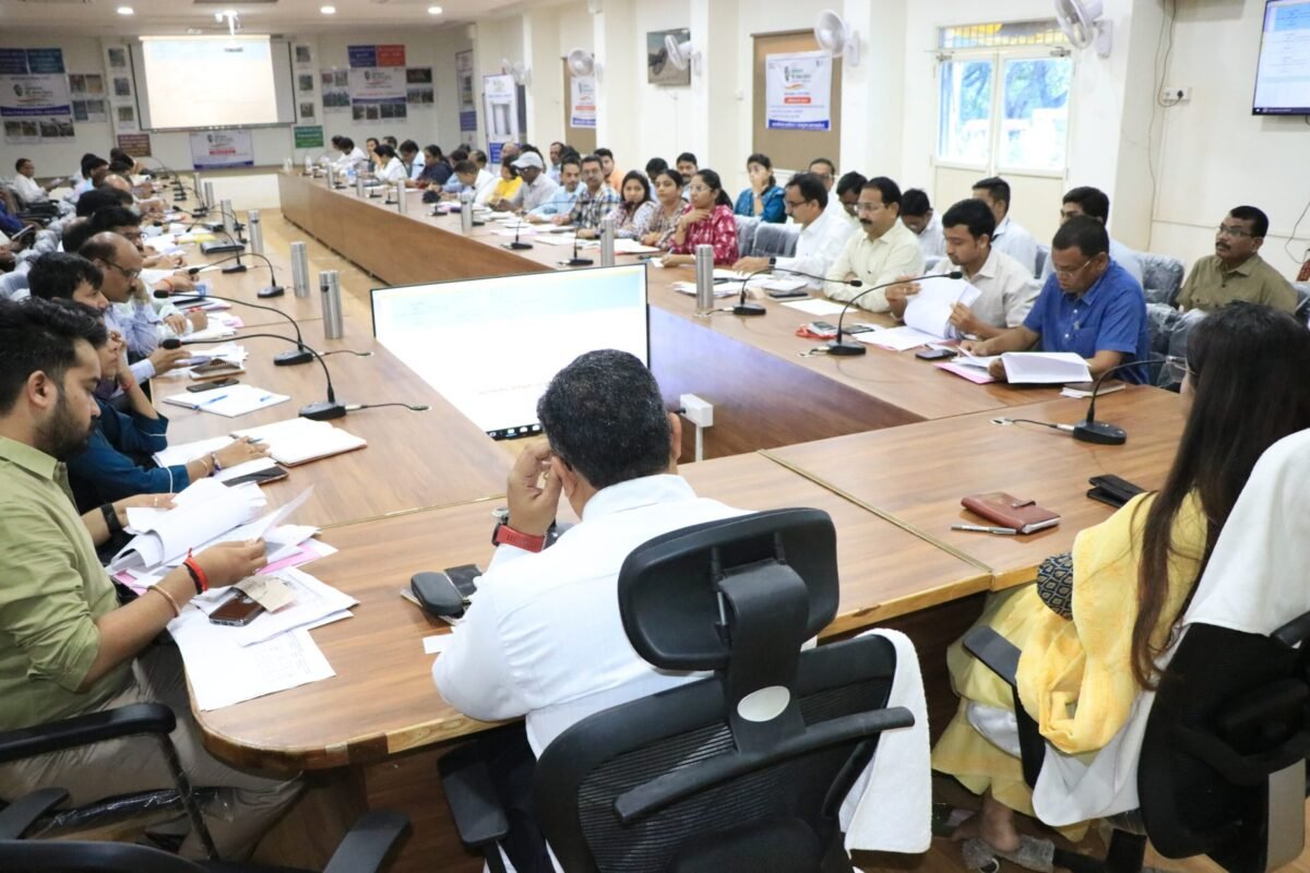 कलेक्टर ने दिए बारिश से खराब फसलों के सर्वे के निर्देश । 11 केक्टर नेहा मीना 02 scaled e1727694387704