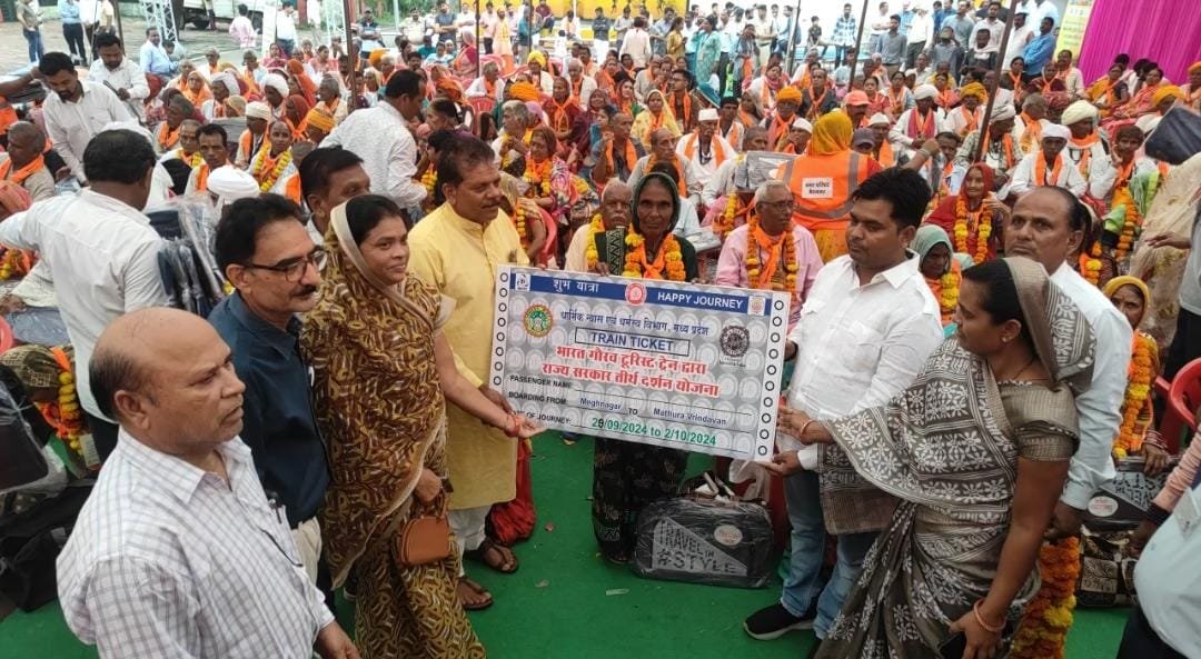 झाबुआ से 200 तीर्थ यात्रियों का जत्था मथुरा वृंदावन के लिए रवाना: मुख्यमंत्री तीर्थ दर्शन योजना 1 मुख्यमंत्री दर्शन योजना के तहत झाबुआ यात्री रवाना ।
