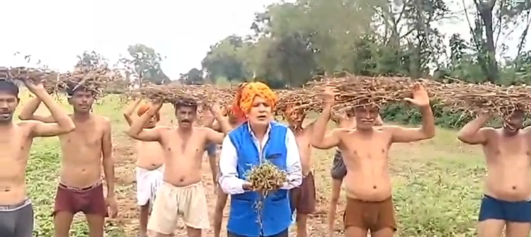 MP: प्राकृतिक आपदा से परेशान किसानों का अर्धनग्न प्रदर्शन: