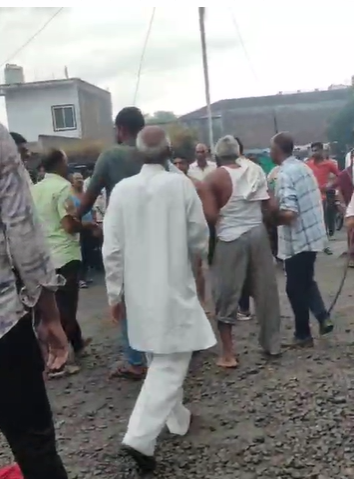 वायरल वीडियो नंगा करके आदमी की पिटाई । 