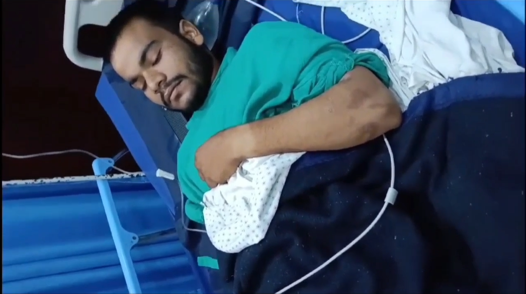 झोलाछाप डॉक्टर की लापरवाही युवक की जिंदगी खतरे में, ऑपरेशन के दौरान रूई और पट्टी अंदर छोड़ी 1 झोलाछाप डॉक्टर के इलाज से जान पर बन आई ।