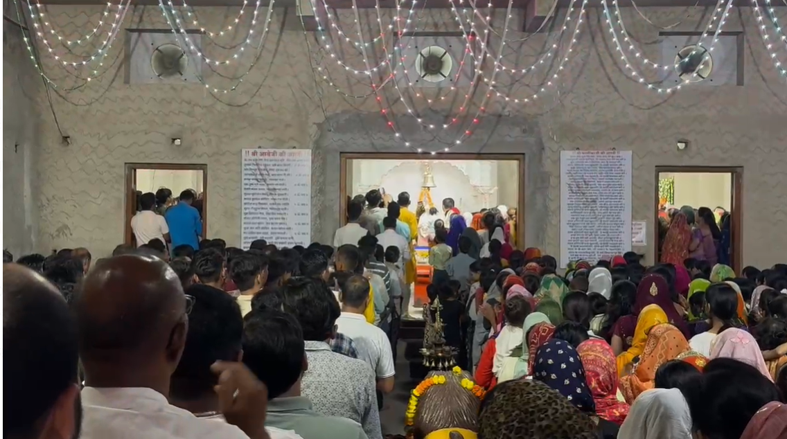 दक्षिणमुखी कालिका माता  मंदिर में सुबह काकड़ आरती में बड़ी संख्या में पहुंचे भक्त । 