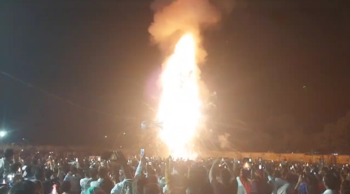 झाबुआ में 51 फीट ऊंचे रावण का दहन: दशहरे पर उमड़ा जनसैलाब देखिए वीडियो । 1 झाबुआ में 51 फीट ऊंचे रावण का दहन