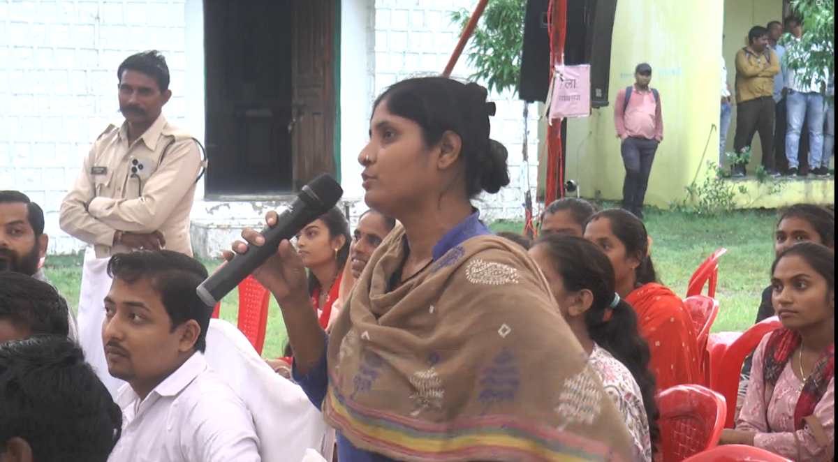 पेसा मोबालाइजर : नहीं मिला 4 माह से मानदेय, आर्य के सामने रखी बात । 1 पेसा मोबालाइजर अपनी समस्या संवाद कार्यक्रम में रखते हुए ।