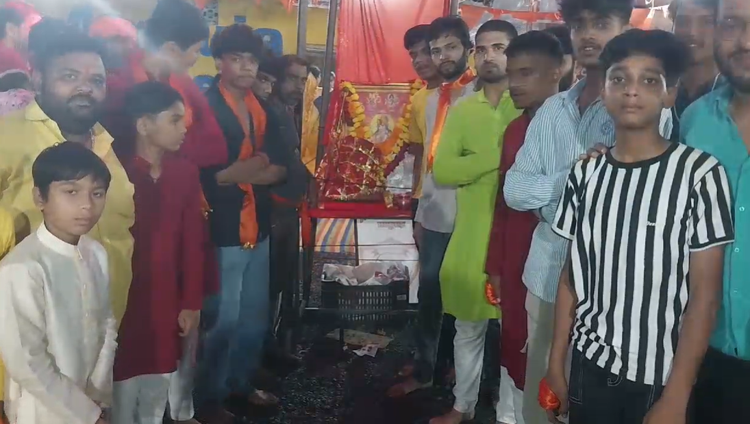 बड़ी खबर- जहां होते थे रोज गरबे वहां , जमीन से निकली अंबे माता की मूर्ति । बालिका ने गरबों के दौरान बताया यहां करो खुदाई । 1 अंबे माता की मूर्ति निकली ।