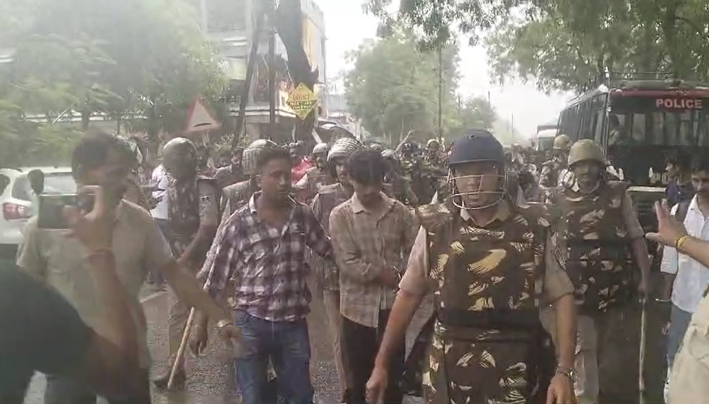 कॉलेज युवती से छेड़छाड़, पुलिस ने आरोपी को गिरफ्तार कर निकाला जुलूस । 1 कॉलेज युवती से छेड़छाड़ मामले में आरोपी का निकाला जुलूस