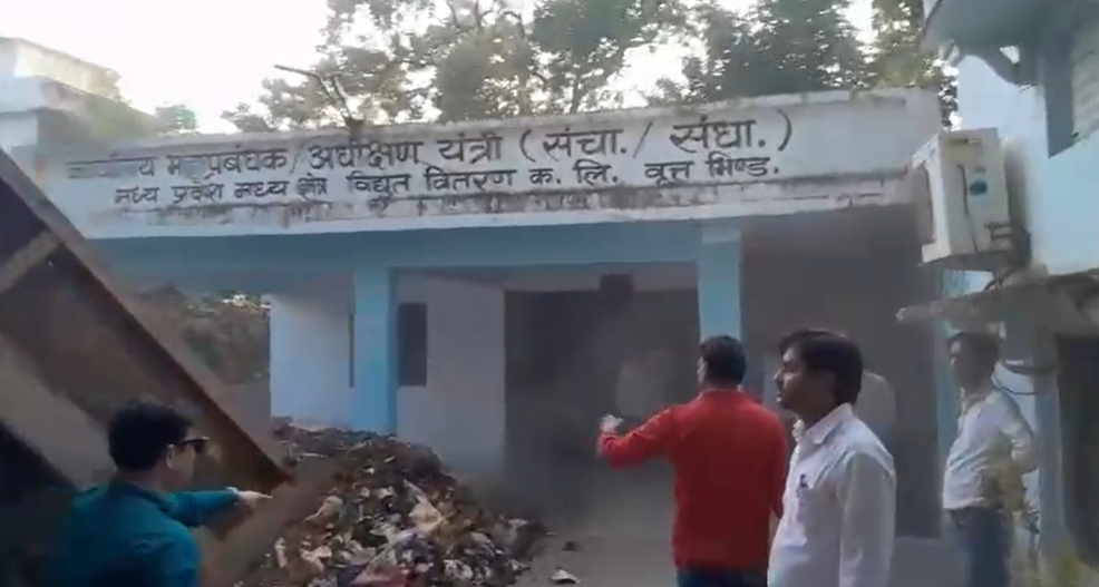 भिंड में बिजली विभाग और नगर पालिका में तनातनी, एक-दूसरे के खिलाफ मोर्चा खोला 4 भिंड में बिजली विभाग और नगर पालिका में तनातनी, एक-दूसरे के खिलाफ मोर्चा खोला