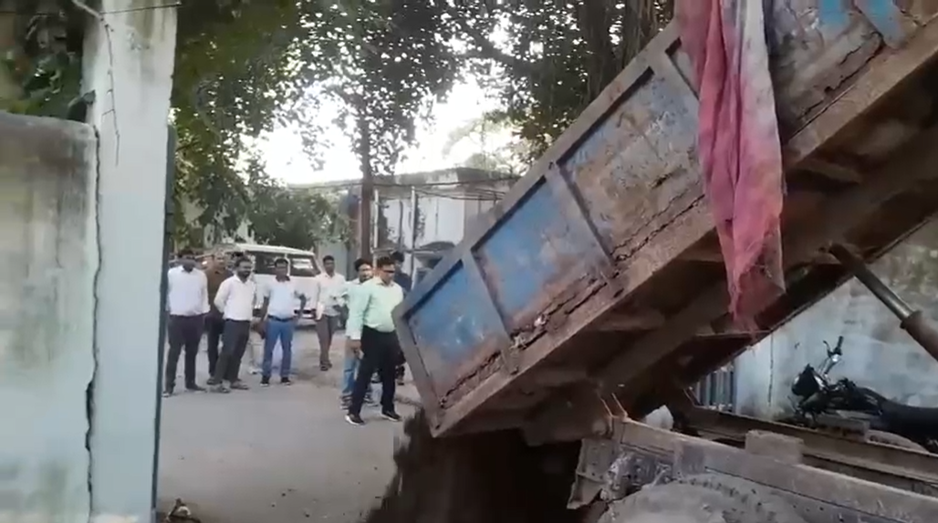 भिंड में बिजली विभाग और नगर पालिका में तनातनी, एक-दूसरे के खिलाफ मोर्चा खोला 1 भिंड में बिजली विभाग और नगर पालिका में तनातनी