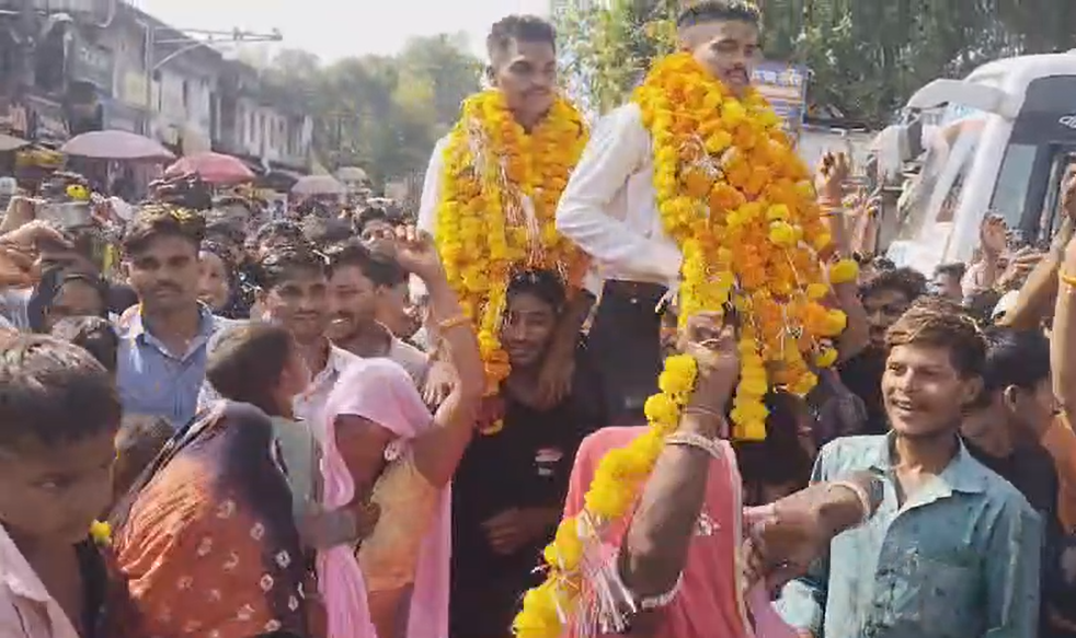 आदिवासी युवाओं का चयन, पैरा कमांडो और अग्निवीर बनेगें, नाचते-गाते परिजनों ने किया ट्रैनिंग के लिए विदा । 1 झाबुआ आदिवासी युवाओं का चयन