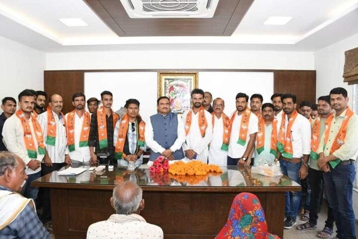 सागर: बीना में कांग्रेस को बड़ा झटका, 30 से अधिक कार्यकर्ता भाजपा में शामिल 5 WhatsApp Image 2024 10 05 at 6.16.01 PM 1 e1728135334613