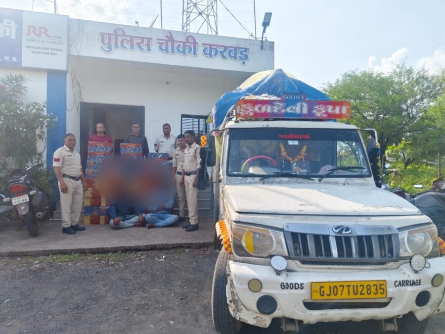 अवैध शराब परिवहन के खिलाफ पुलिस की बड़ी कार्रवाई 1 अवैध शराब परिवहन मामले में गुजरात के दो लोग गिरफ्तार ।