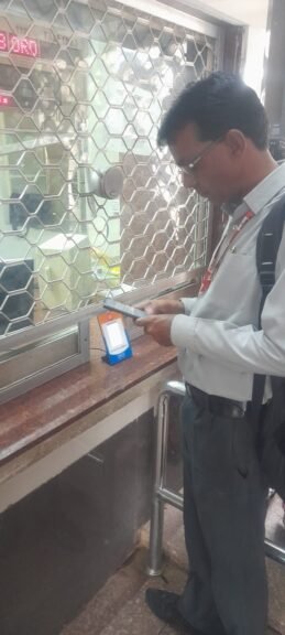 रतलाम मंडल में क्यूआर कोड से किराये का भुगतान हुआ आसान, दो महीने में ₹1.79 करोड़ से अधिक के टिकट बुक 1 रतलाम मंडल के सभी प्रमुख स्टेशनों पर 150 से ज्यादा क्यूआर कोड स्कैनर ।