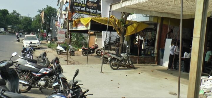 Jhabua: फुटपाथ हुआ गायब, दुकानदारों ने किया पक्का अतिक्रमण, लेकिन कोई कार्रवाई नहीं । 5 WhatsApp Image 2024 10 10 at 7.45.31 PM e1728569844528