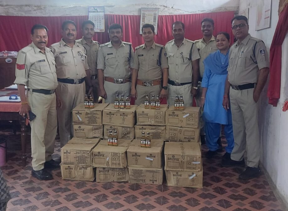 झाबुआ आबकारी विभाग ने शराब पकड़ी ।