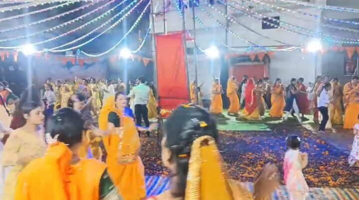 बड़ी खबर- जहां होते थे रोज गरबे वहां , जमीन से निकली अंबे माता की मूर्ति । बालिका ने गरबों के दौरान बताया यहां करो खुदाई । 7 WhatsApp Image 2024 10 17 at 8.56.32 AM e1729137667283