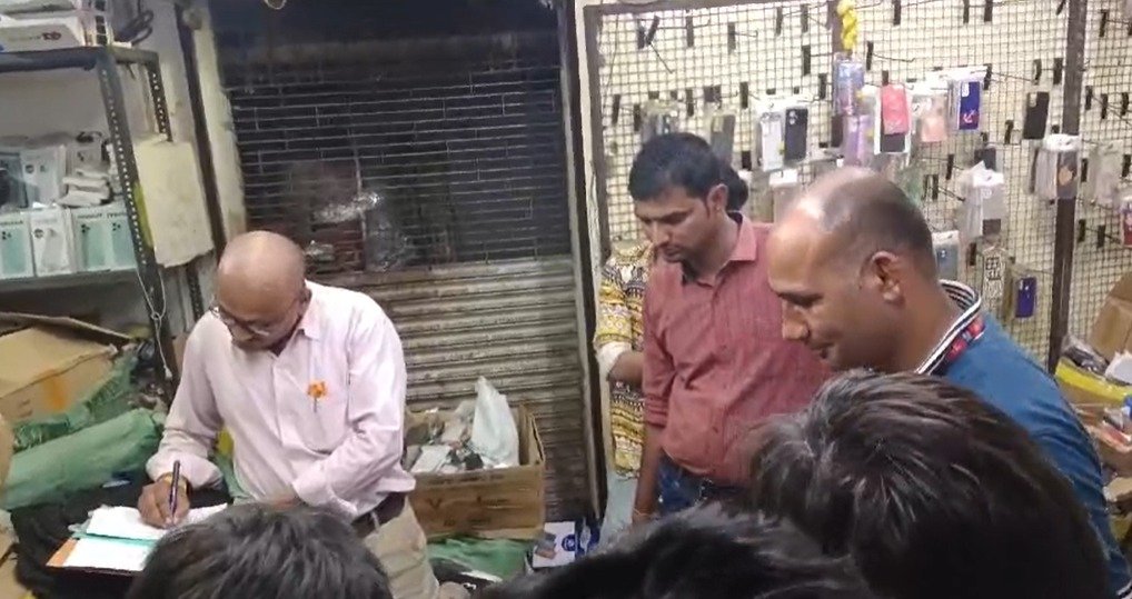 ग्वालियर क्राइम ब्रांच की छापेमारी में एप्पल के डुप्लीकेट चार्जर और एसेसरीज बरामद 8 क्राइम ब्रांच की कार्रवाई से बाज़ार में मचा हड़कंप