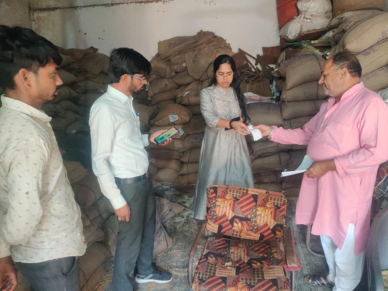 पीडीएस दुकानों का निरीक्षण.