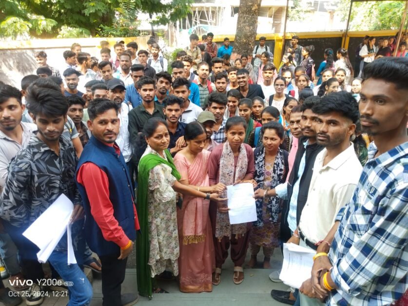 झाबुआ में DAVV के खिलाफ छात्रों का विरोध