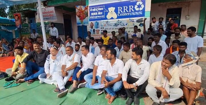 सफाई कर्मचारियों की हड़ताल : 3 महीने से वेतन नहीं , झाबुआ में सफाई व्यवस्था ठप 8 सफाई कर्मचारियों की हड़ताल को कांग्रेस का समर्थन ।