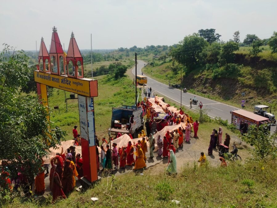 चुनरी यात्रा : रायपुरिया और पेटलावद में धूमधाम से निकली यात्रा, माँ भद्रकाली और माँ चामुंडा को अर्पित की गई चुनरी 1 चुनरी यात्रा में शामिल हुई महिलाएं ।